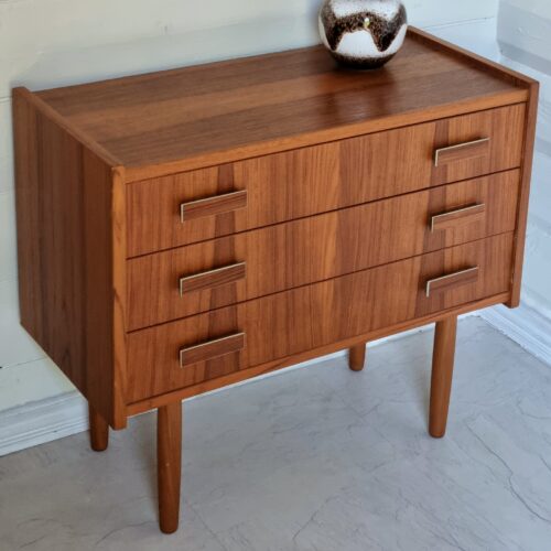 Flot teak kommode i velholdt stand – dansk produceret
