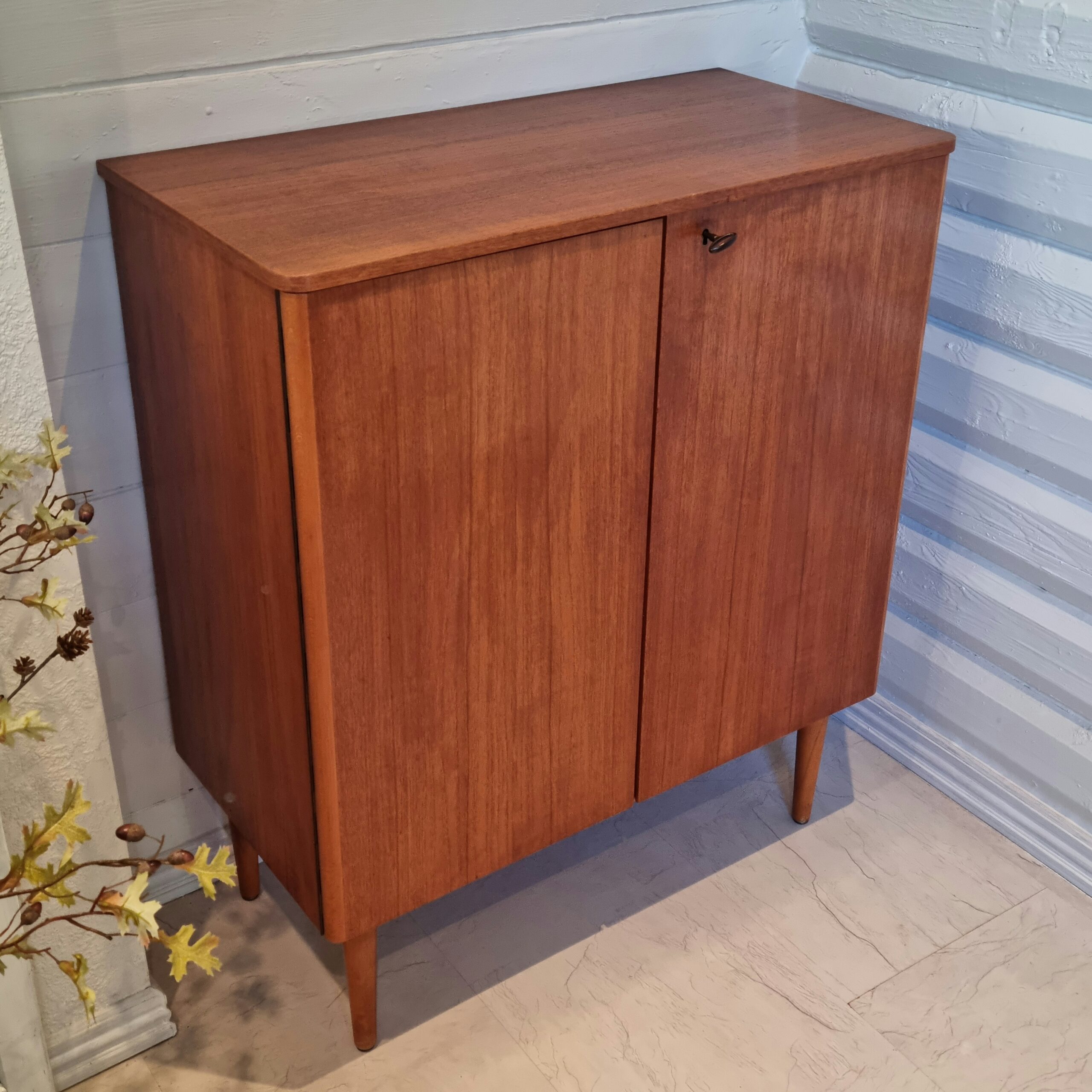 Flot høj teak skænk