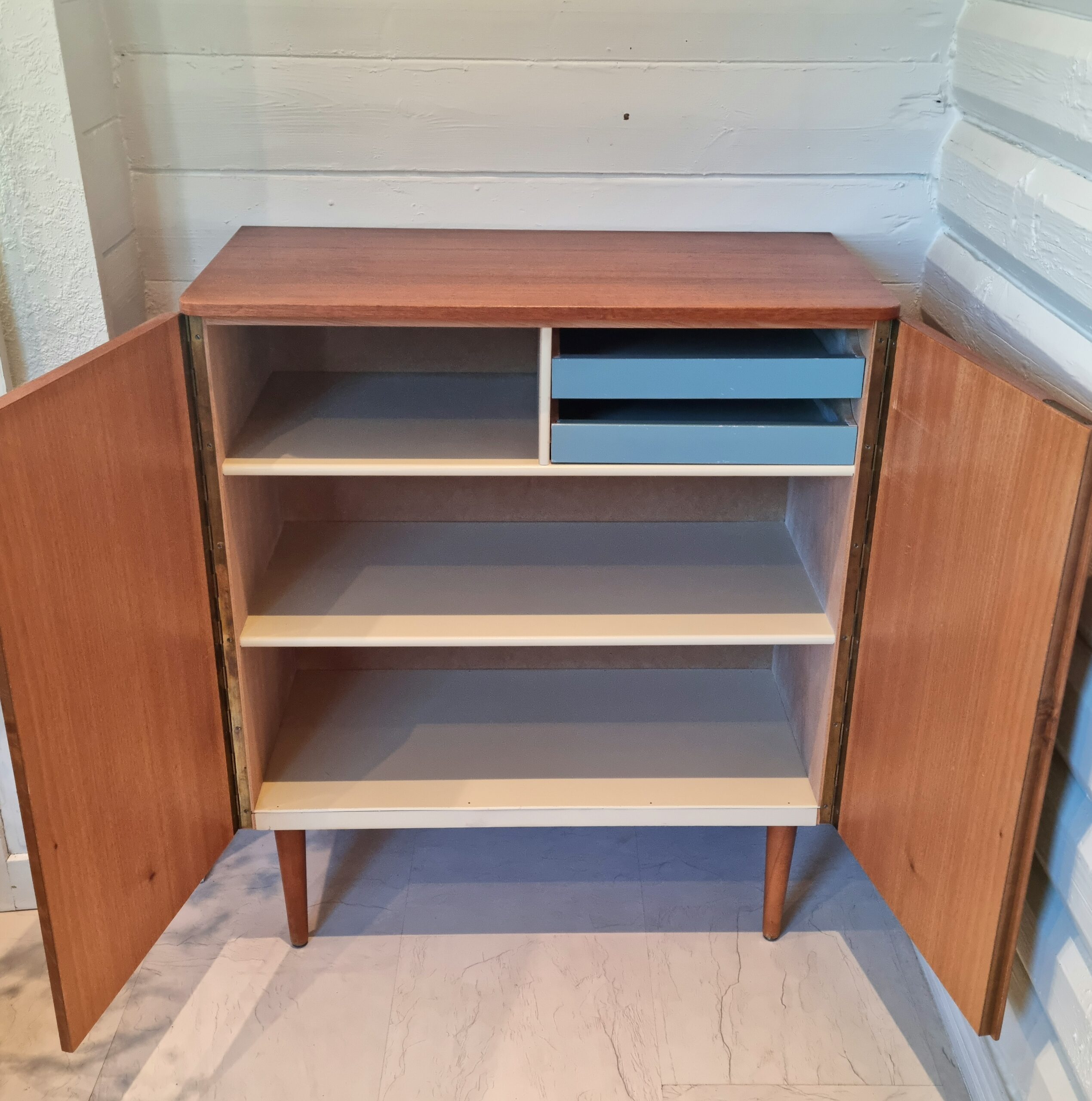 Flot høj teak skænk