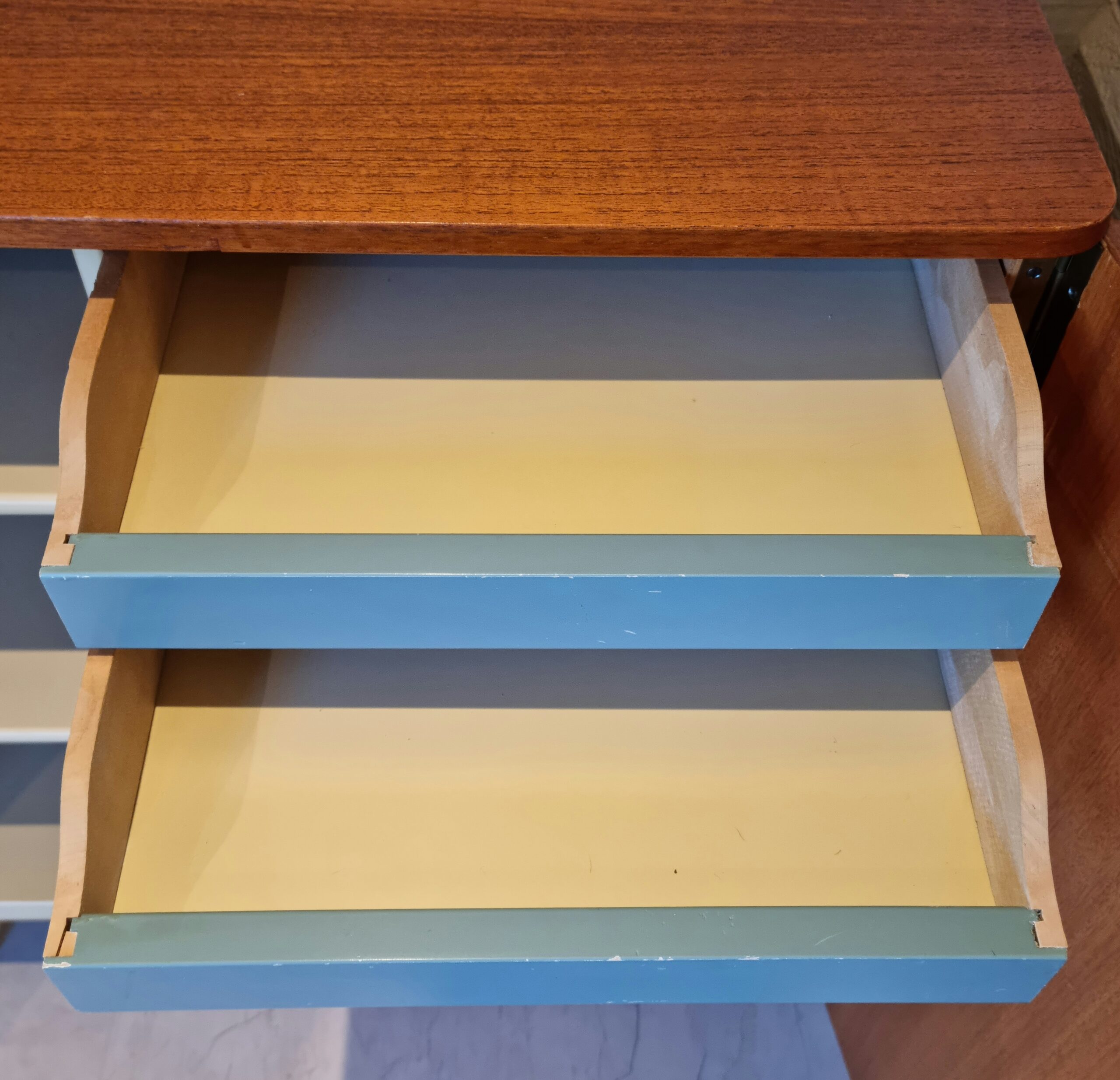 Flot høj teak skænk