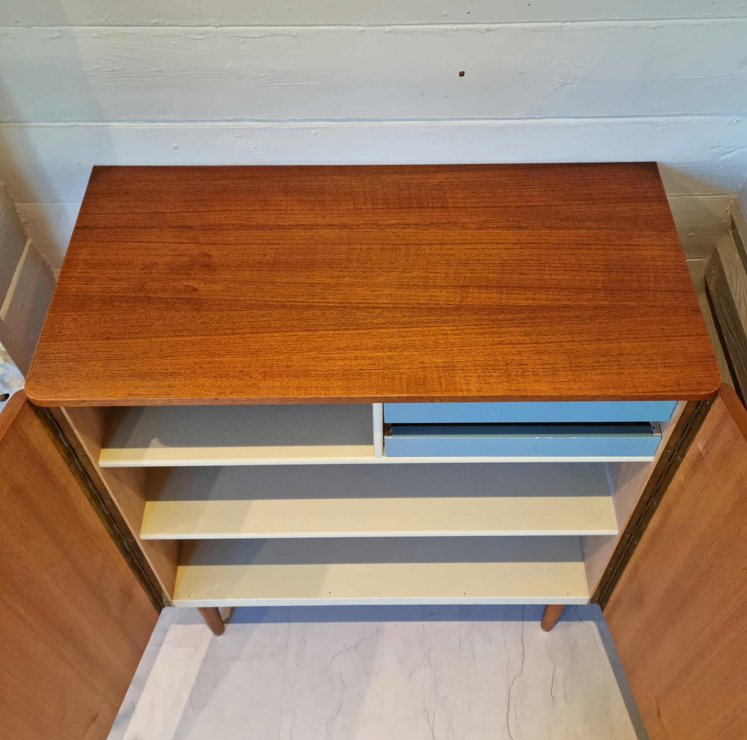 Flot høj teak skænk