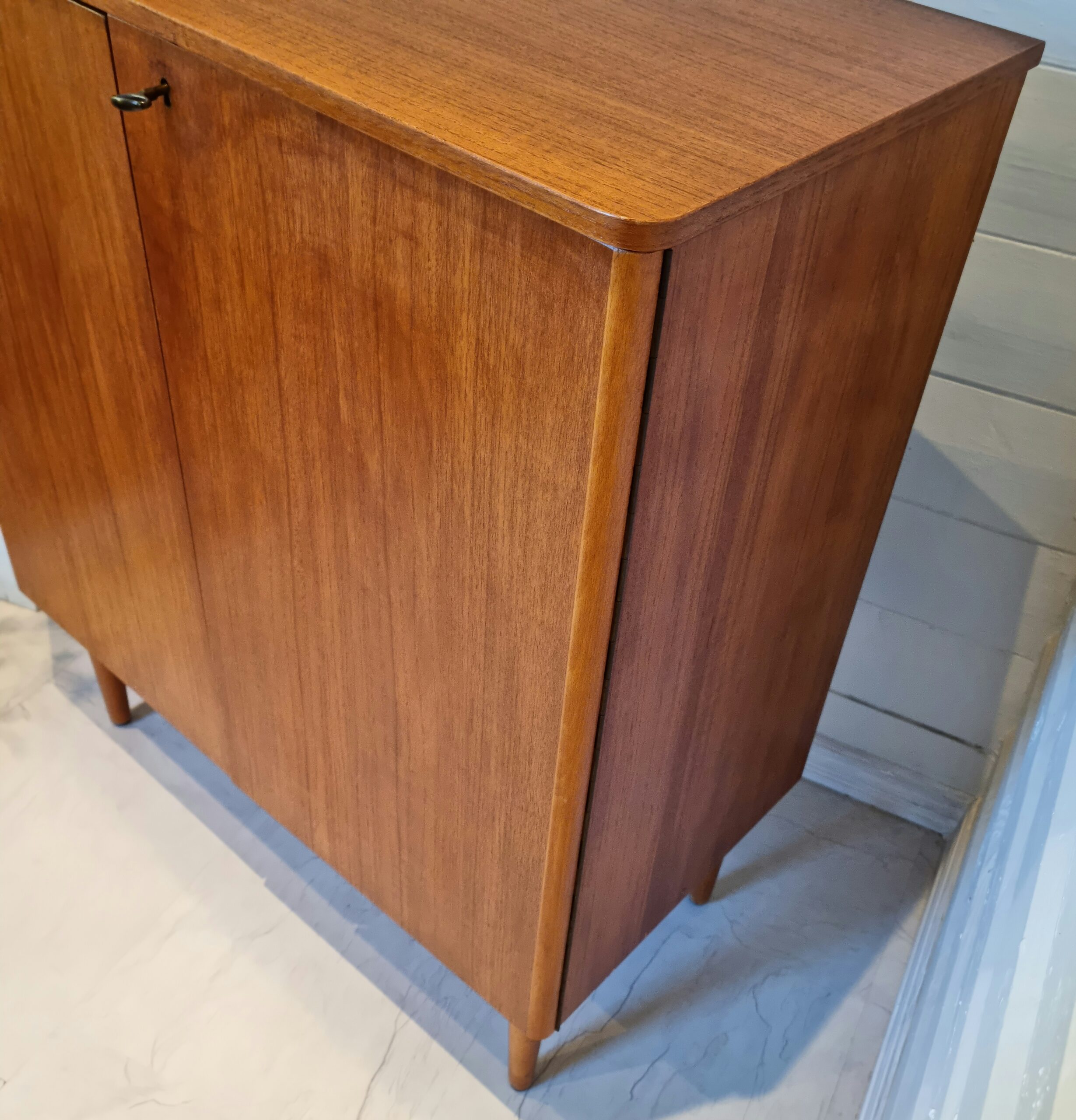 Flot høj teak skænk