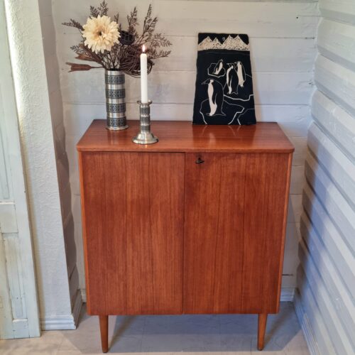 Flot høj teak skænk i velholdt stand – dansk produceret