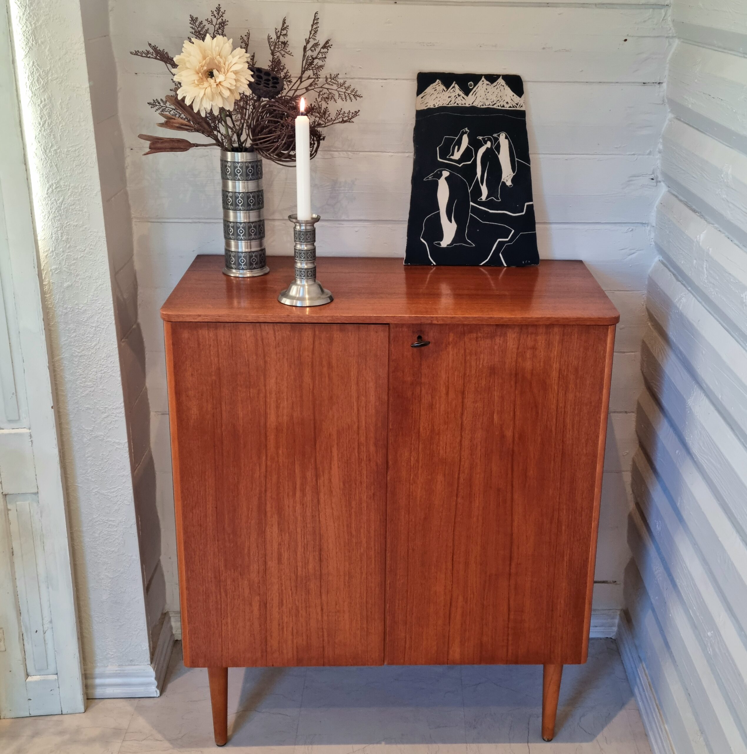 Flot høj teak skænk i velholdt stand