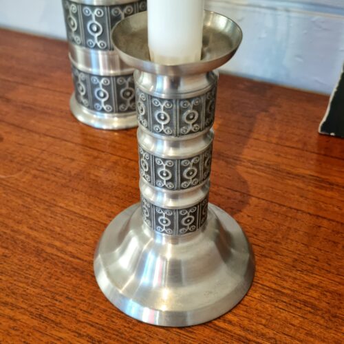 Flot norsk Tinstage med mønster – Pewter Haugrud