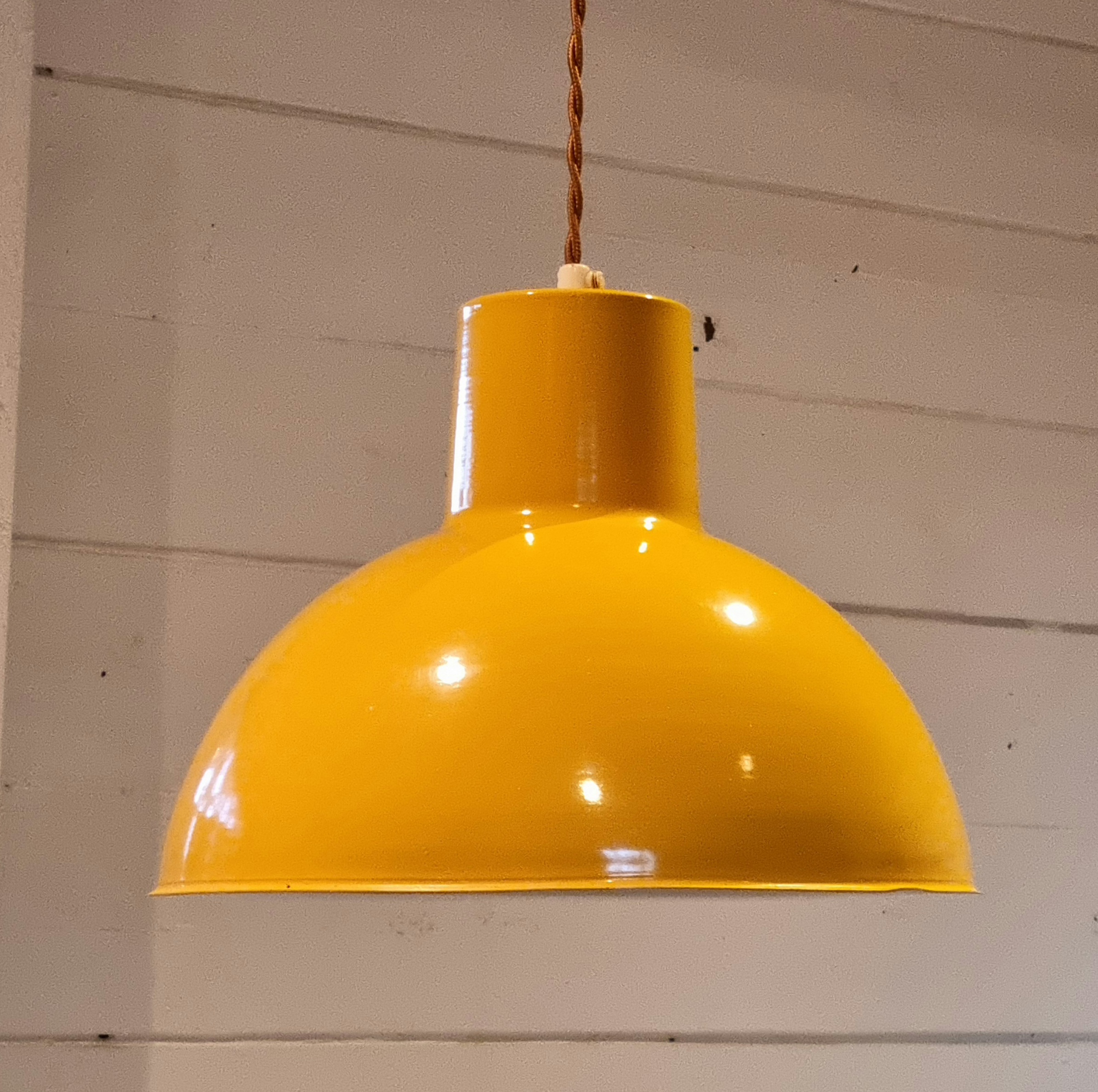 Retro loftlampe i gult metal med ny stofledning