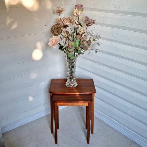 Flotte retro indskudsborde på smukke spidse ben – sæt