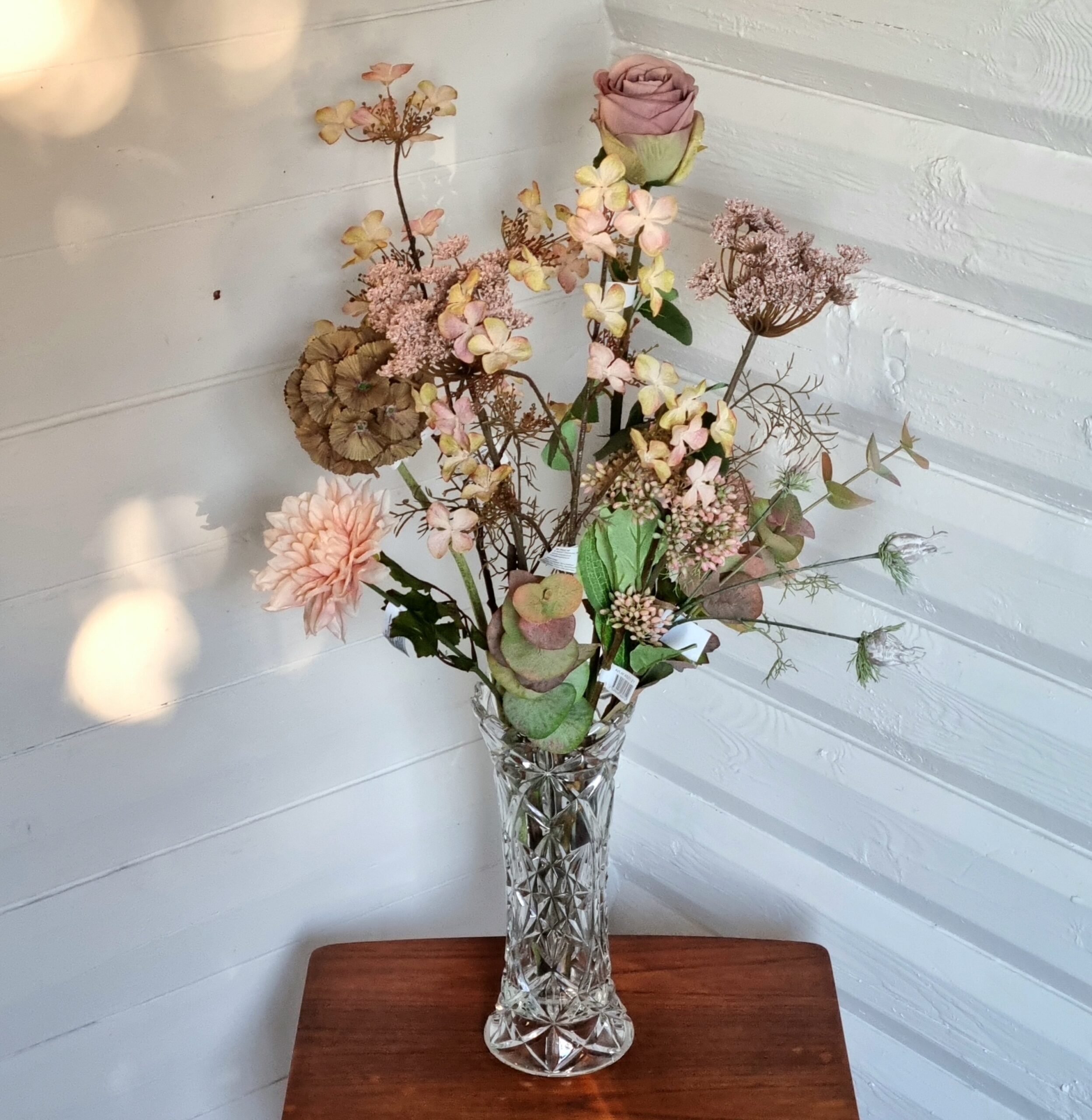 Smukke blomster i den flotte store vase
