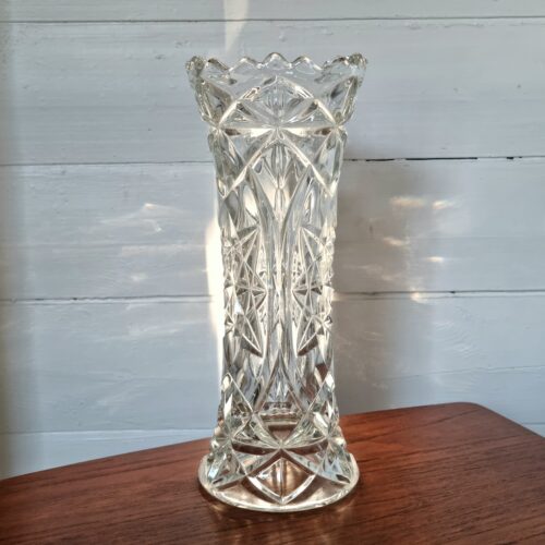 Smuk stor gammel glasvase med flot mønster