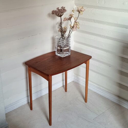 Flot retro indskudsbord på smukke spidse ben