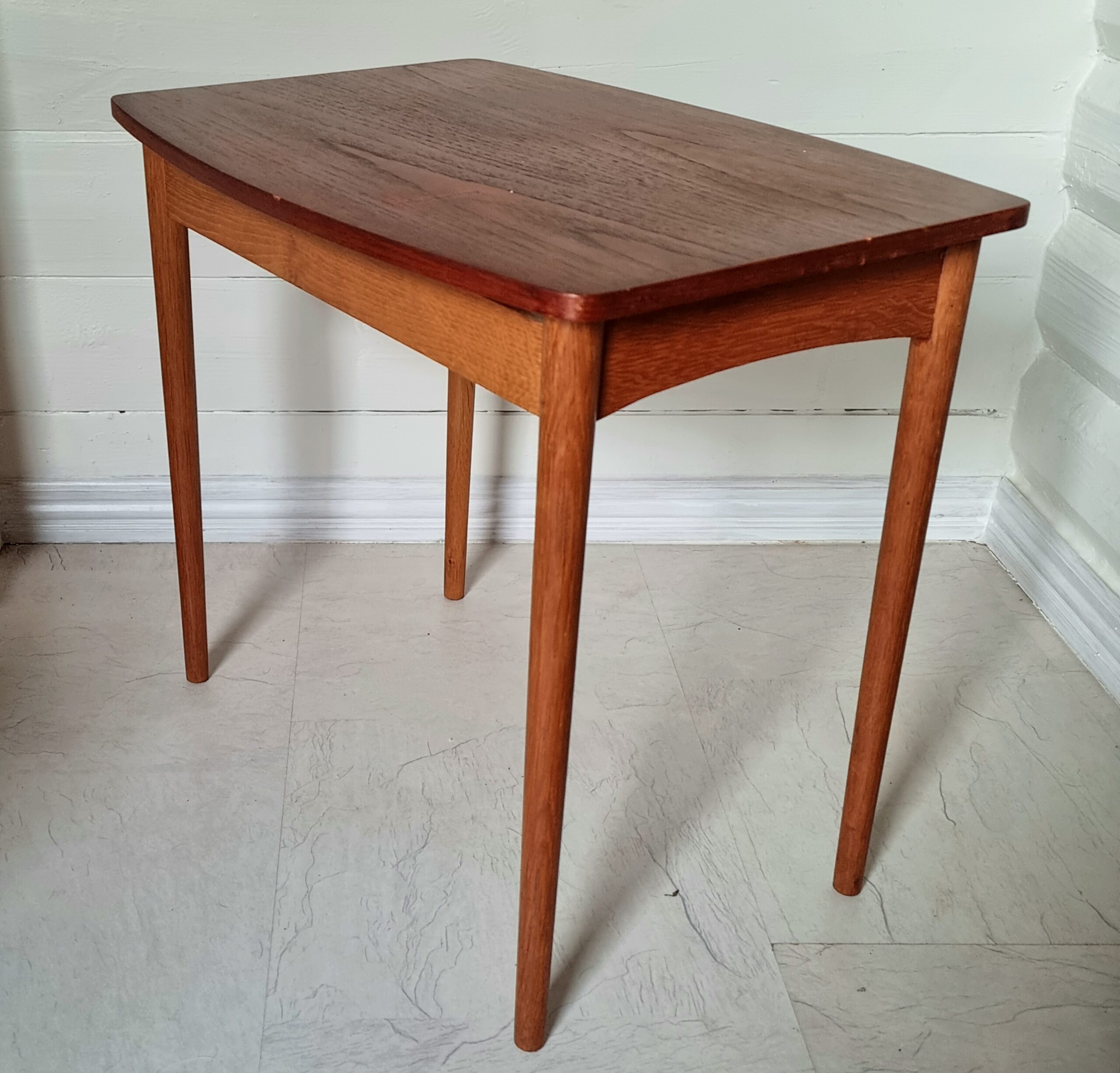 Flot indskudsbord i teak