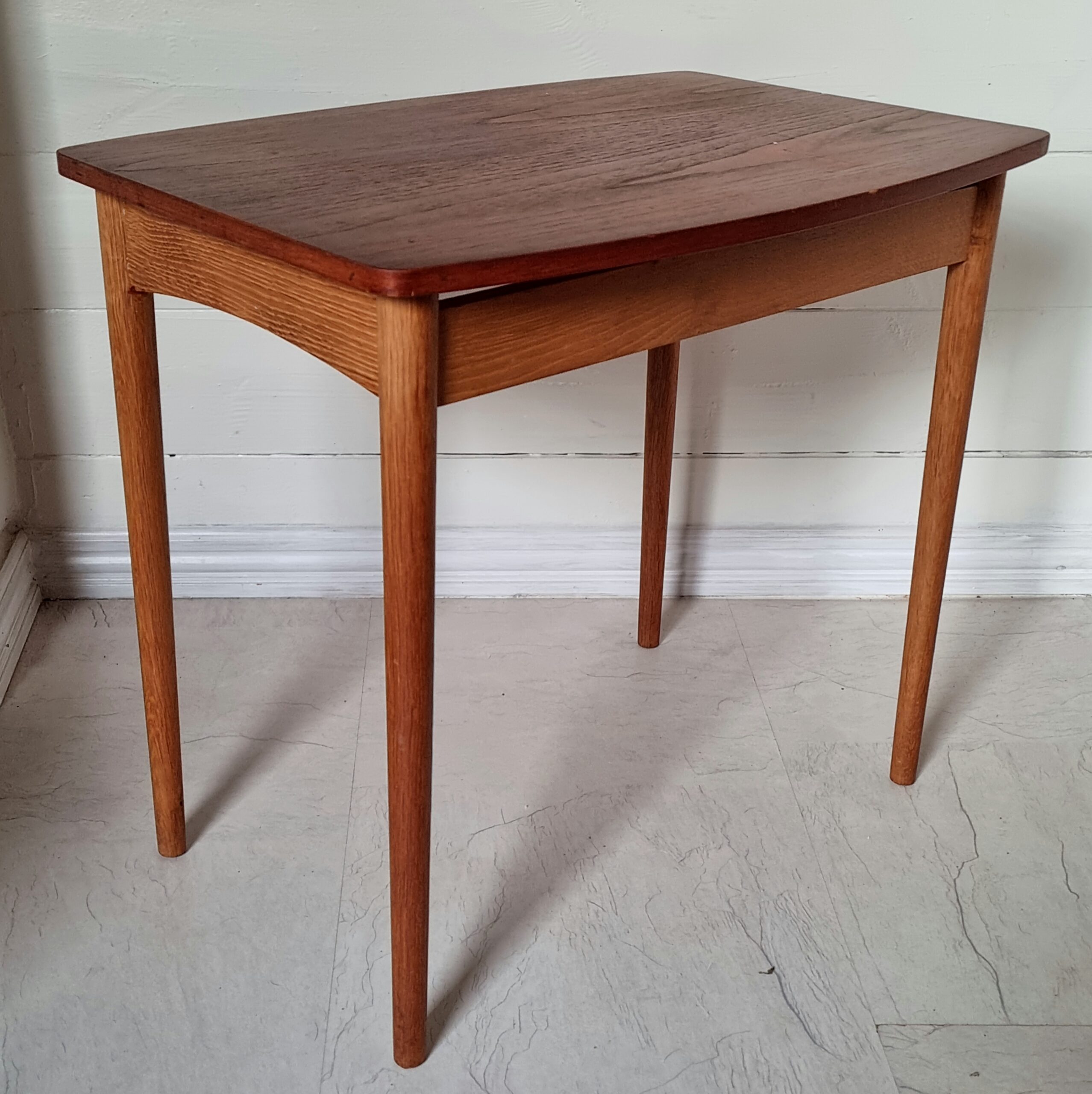 Flot indskudsbord i teak