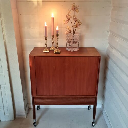 Flot retro teak skab med jalousi låge – TV.- skab