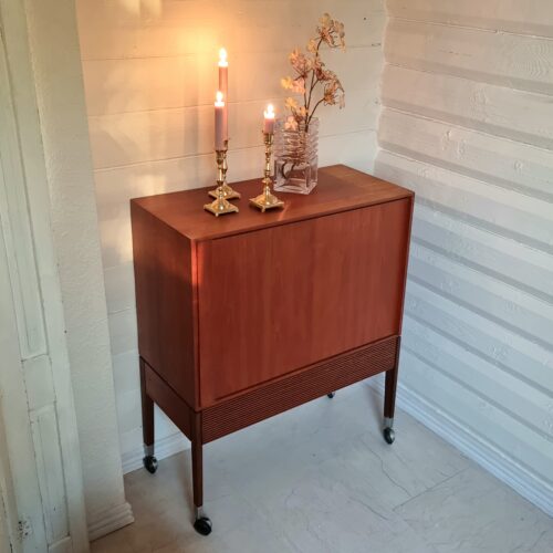 Flot retro teak skab med jalousi låge – TV.- skab