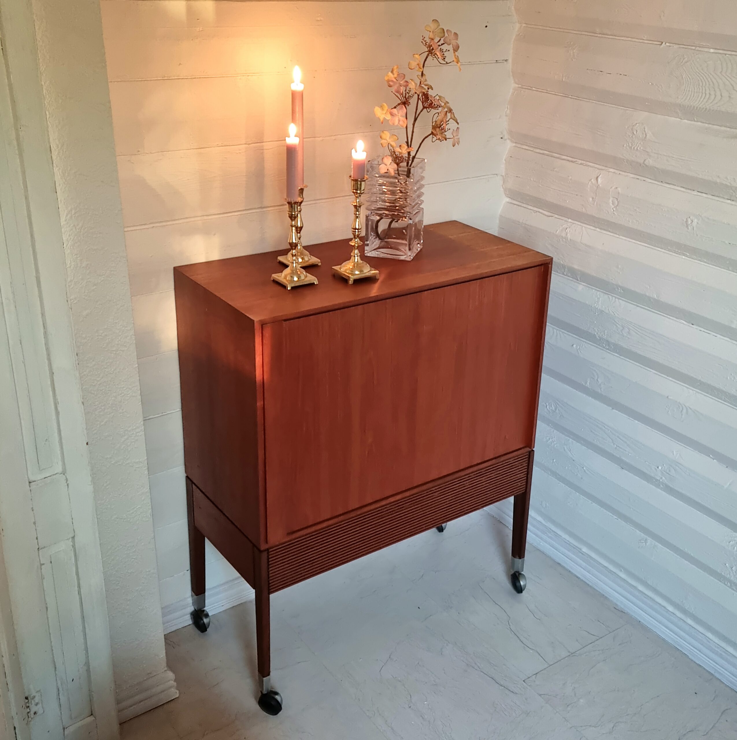 Flot retro teak skab med jalousi låge