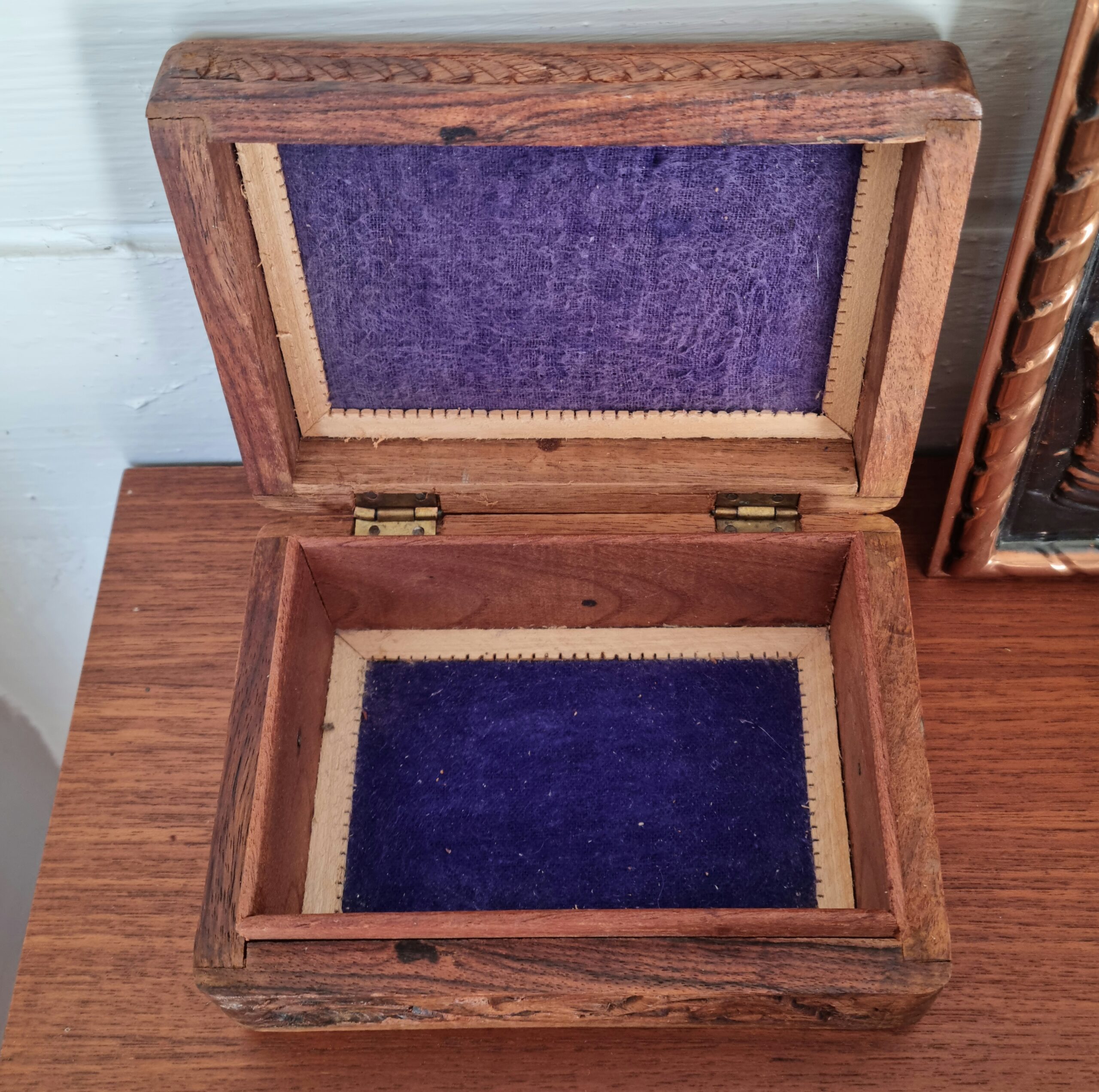 Fint træ skrin med flotte udskæringer