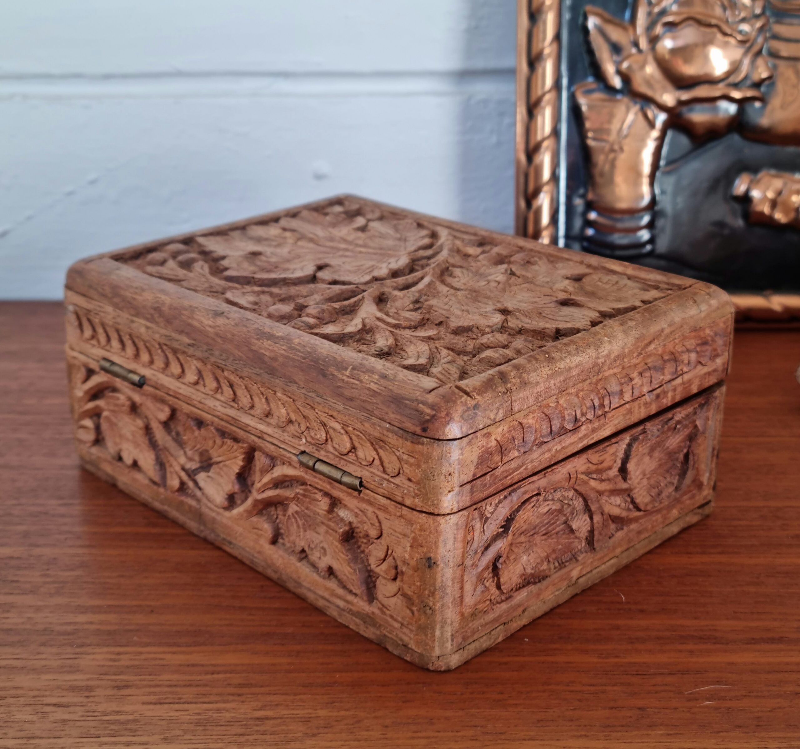 Fint træ skrin med flotte udskæringer