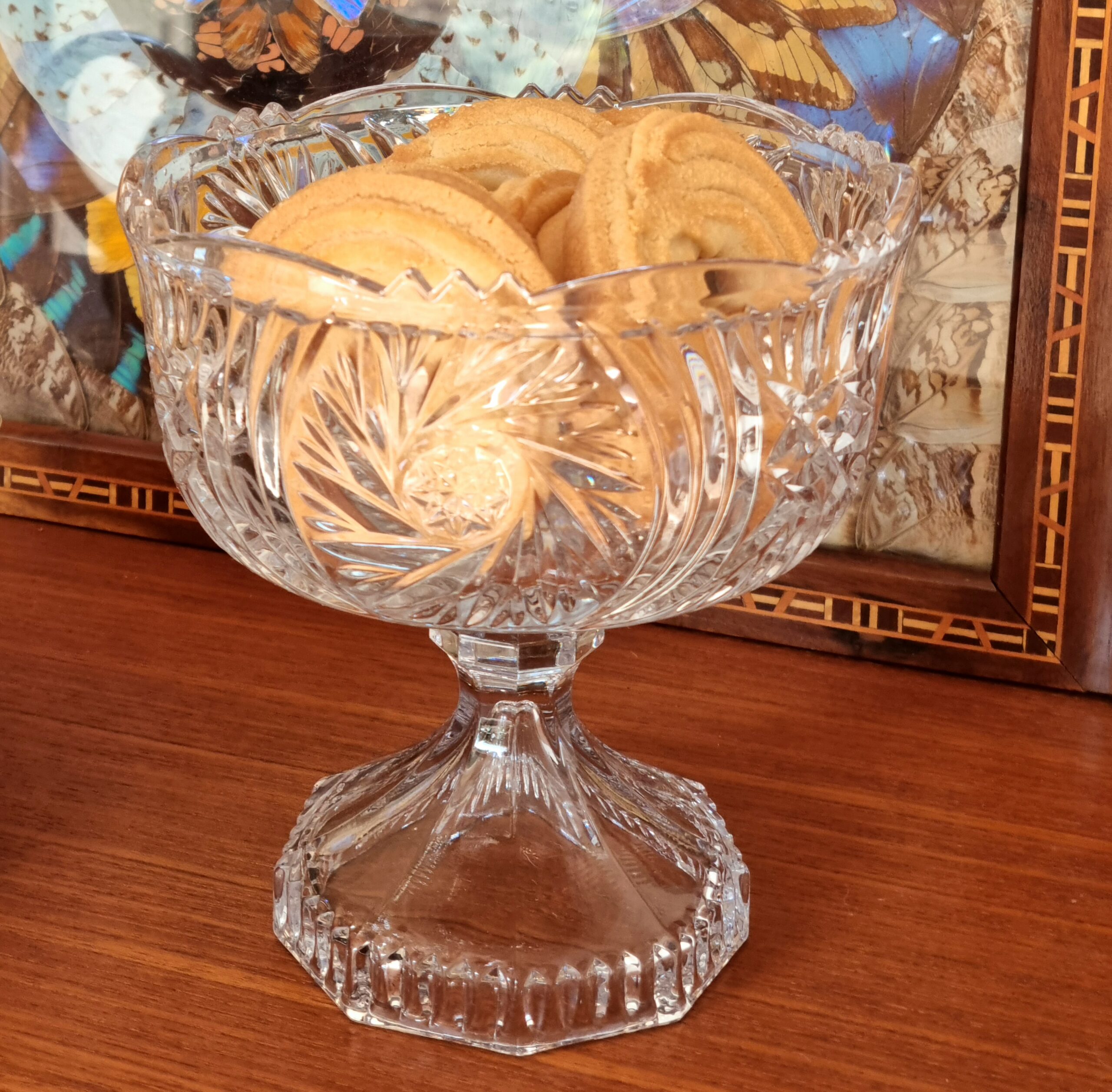 Elegant glasskål på flot fod - i fin stand