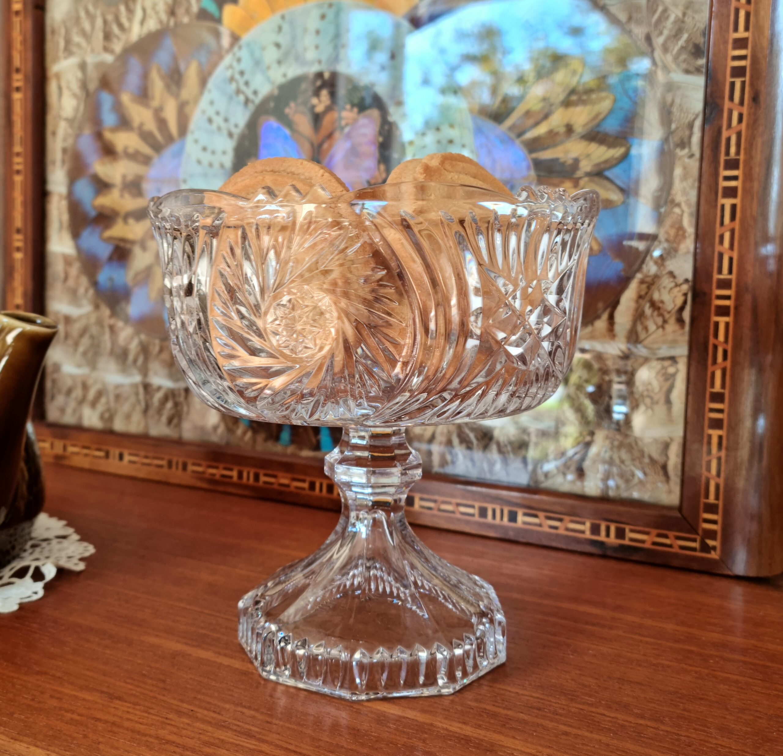 Elegant glasskål på flot fod - i fin stand