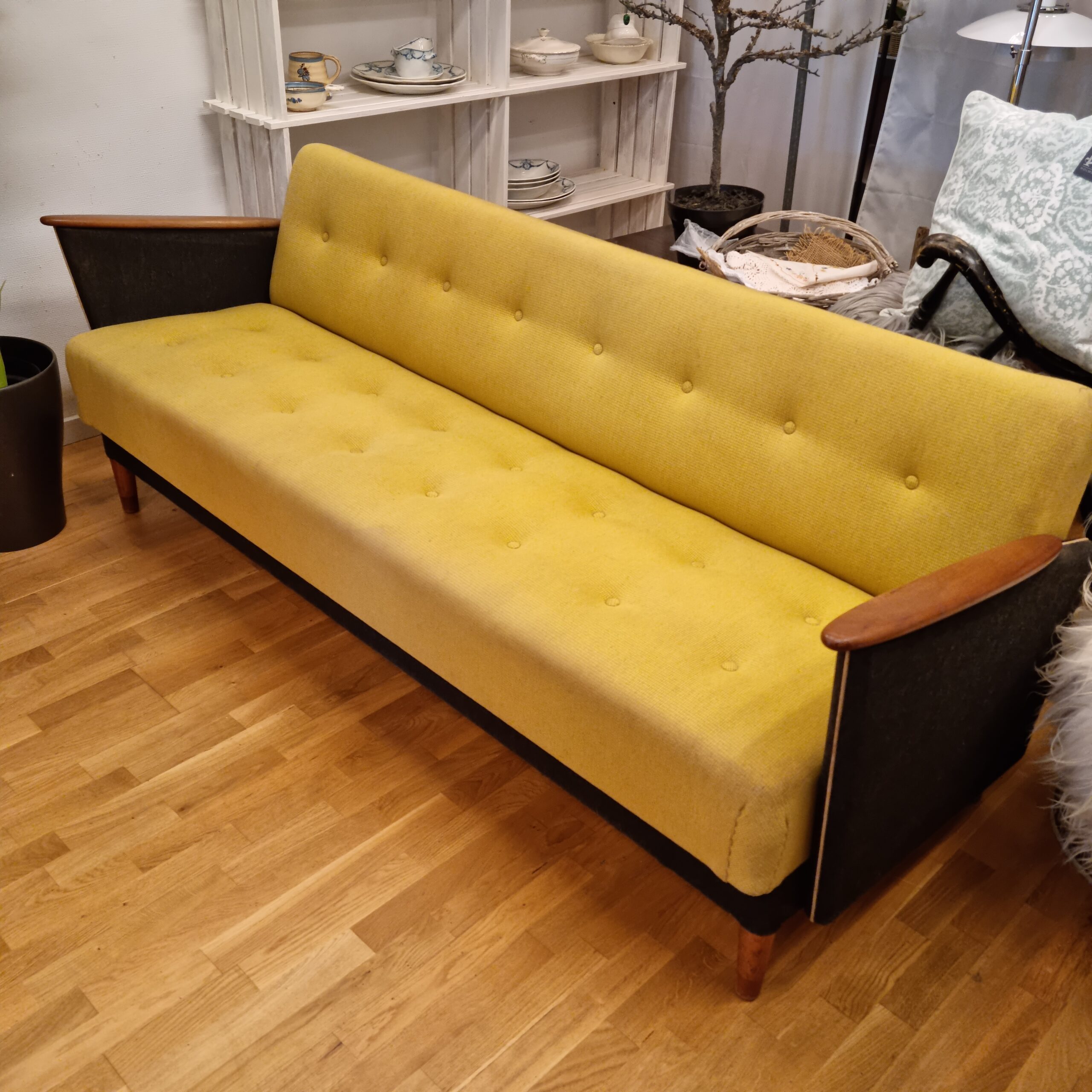 Flot retro sovesofa med udtræk og smukke negle