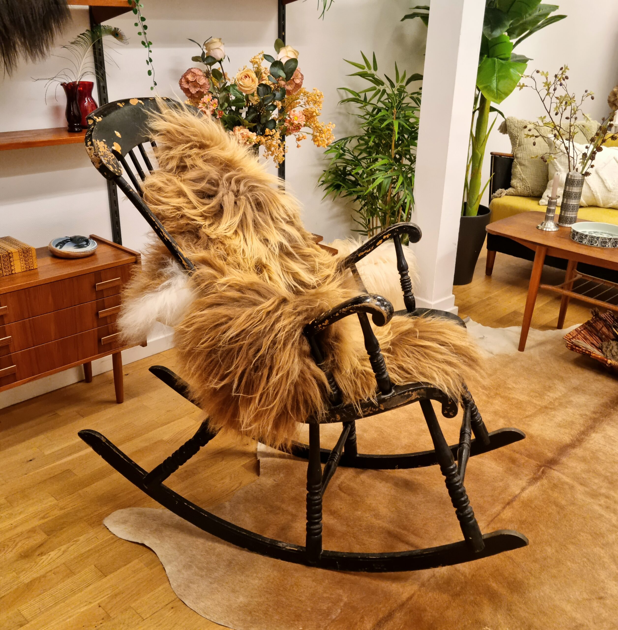 Flot antik svensk gyngestol i robust stand