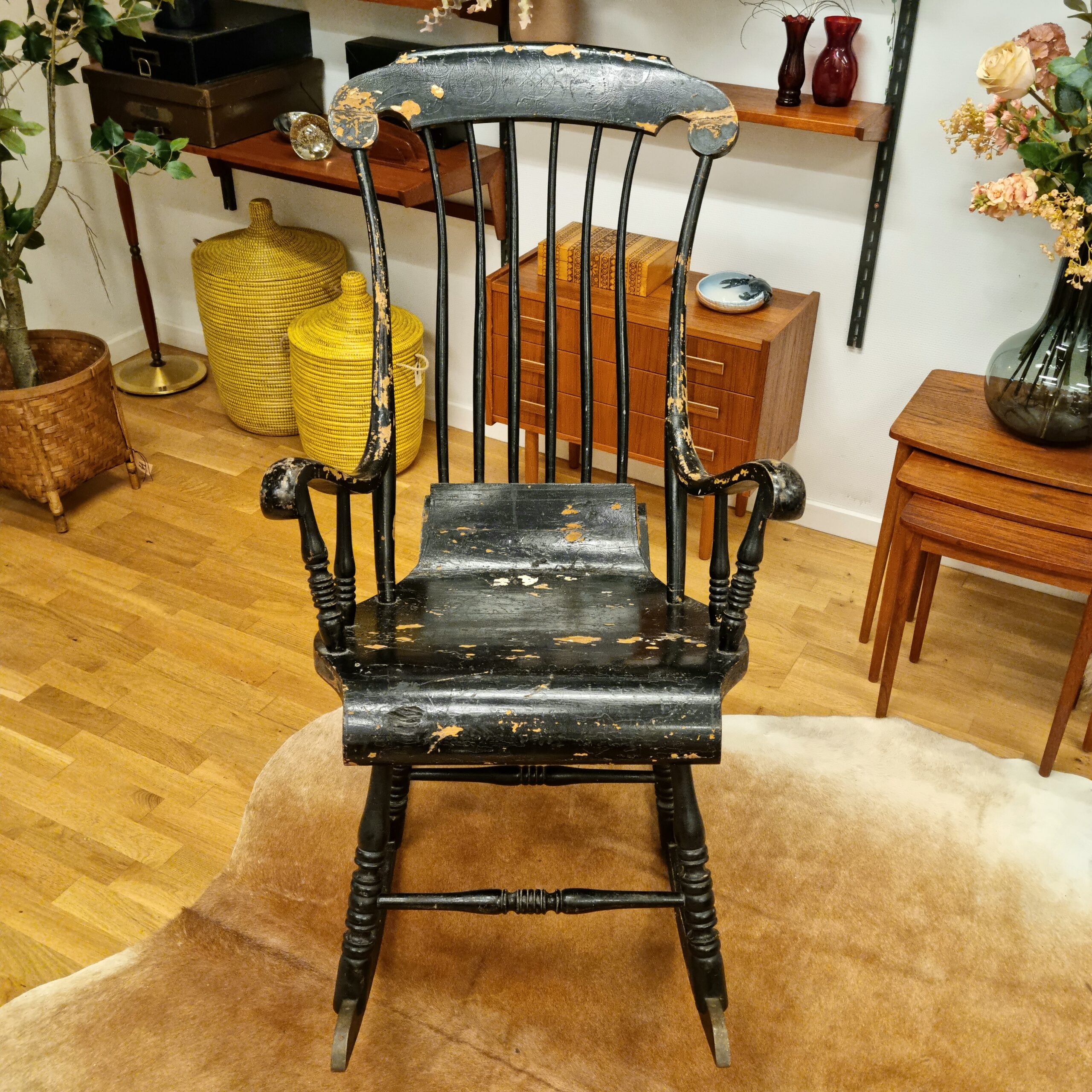 Flot antik svensk gyngestol i robust stand