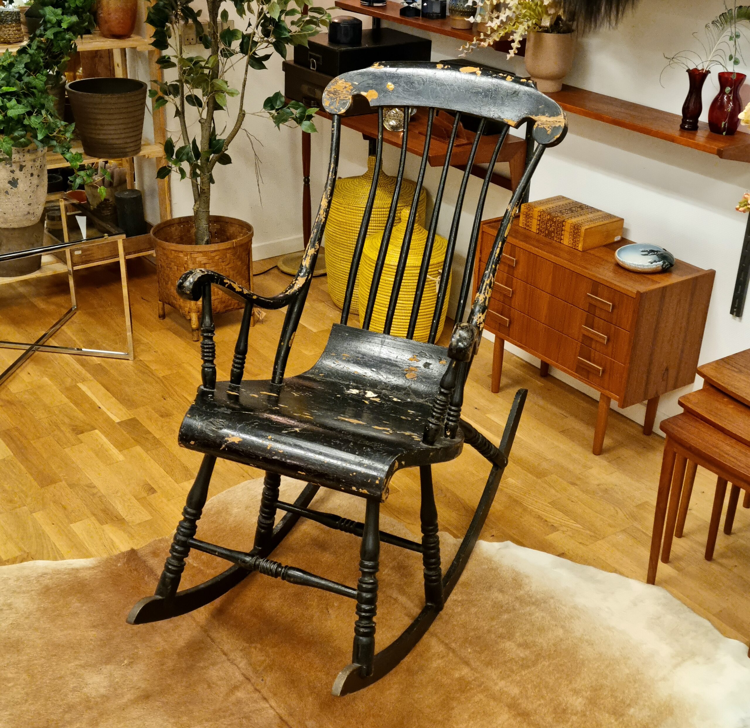 Flot antik svensk gyngestol i robust stand
