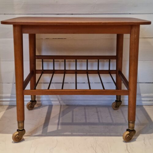 Flot retro teak TV.- bord med hylde og hjul