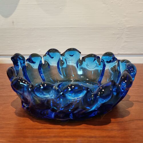 Smuk blå glasskål med flotte detaljer