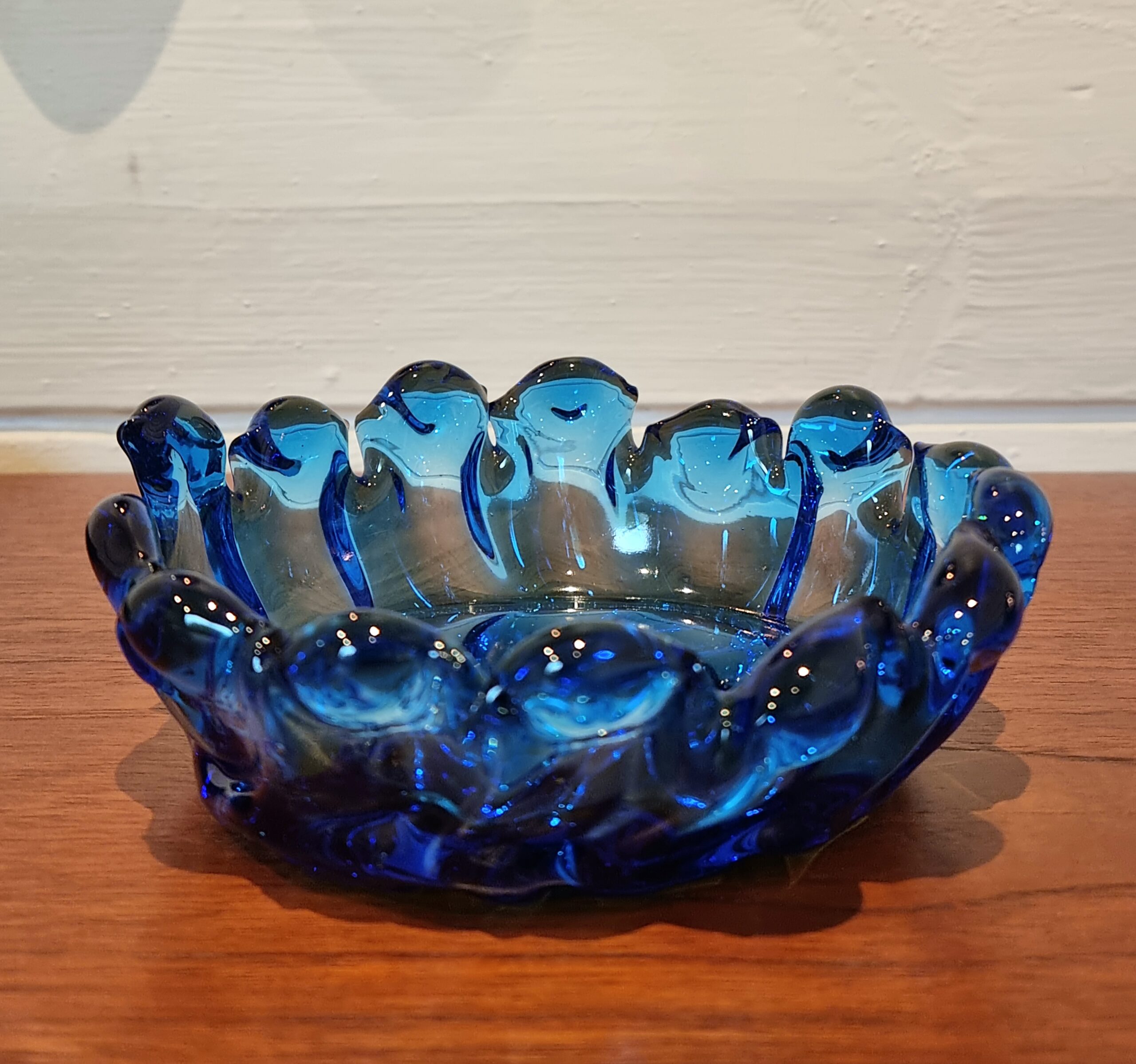 Smuk blå glasskål med flotte detaljer