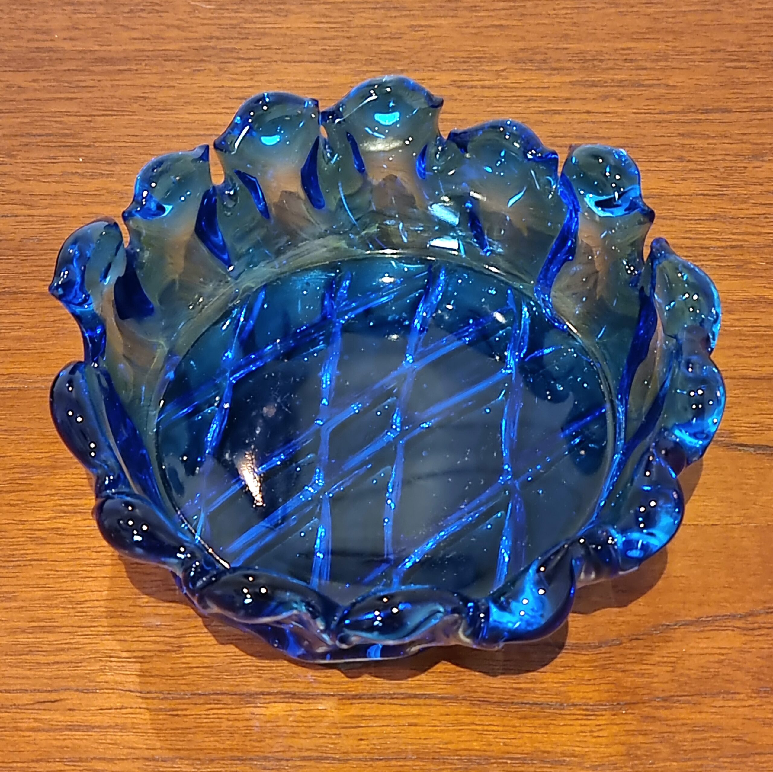 Smuk blå glasskål med flotte detaljer