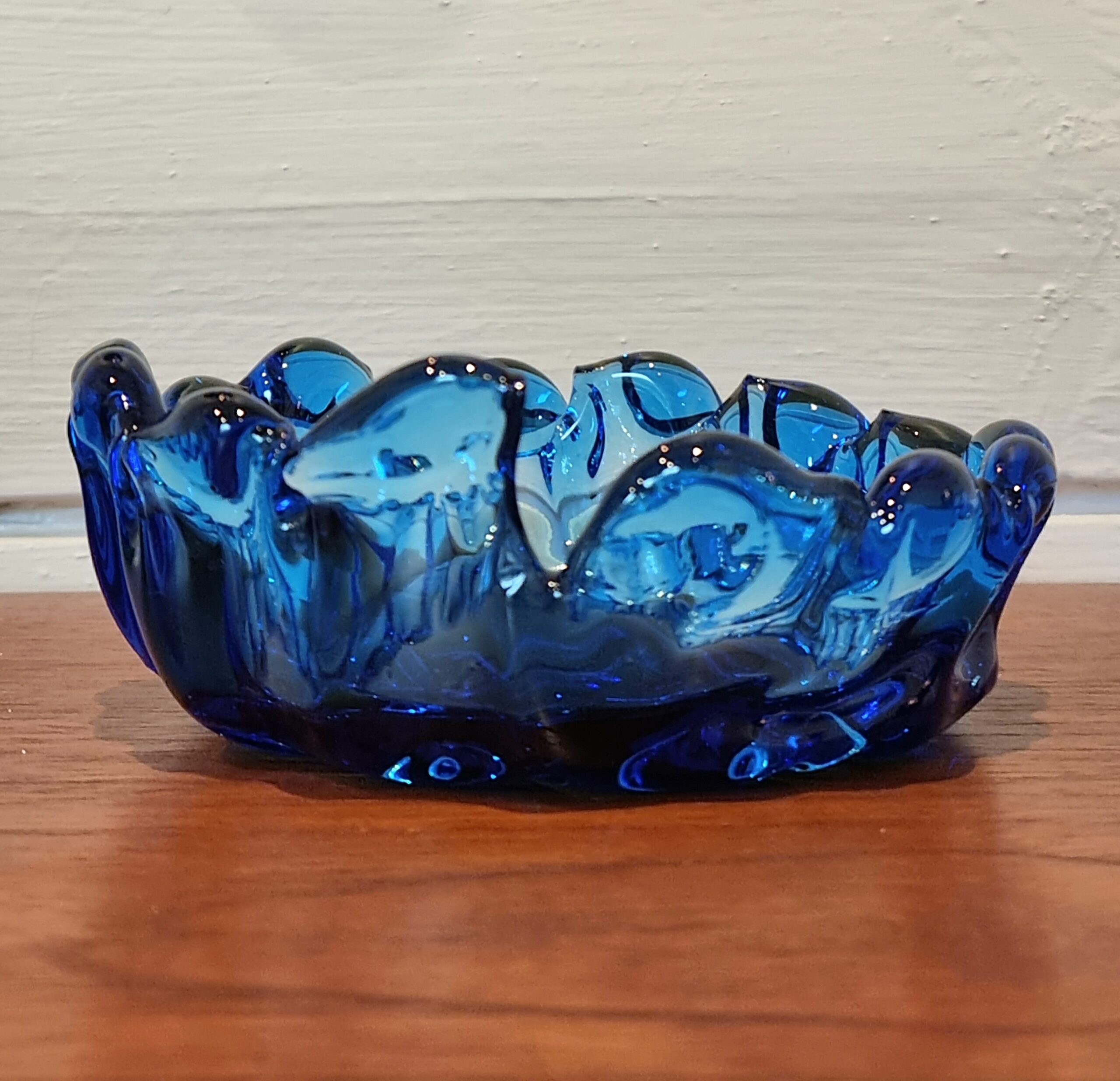 Smuk blå glasskål med fine detaljer