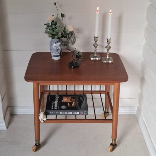Flot retro teak TV.- bord med hylde og hjul