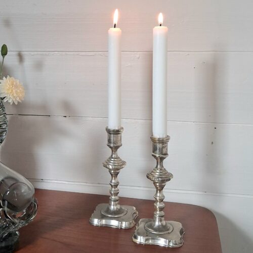 Fin gammel lysestage i pletsølv – patineret