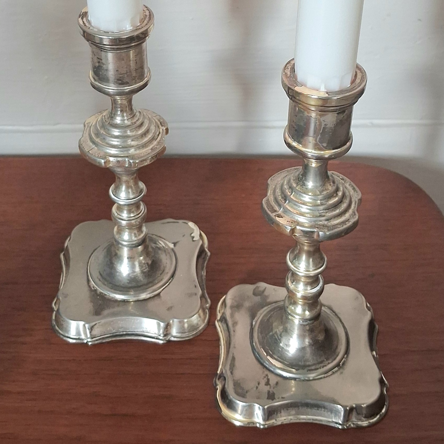 Fin gammel lysestage i pletsølv