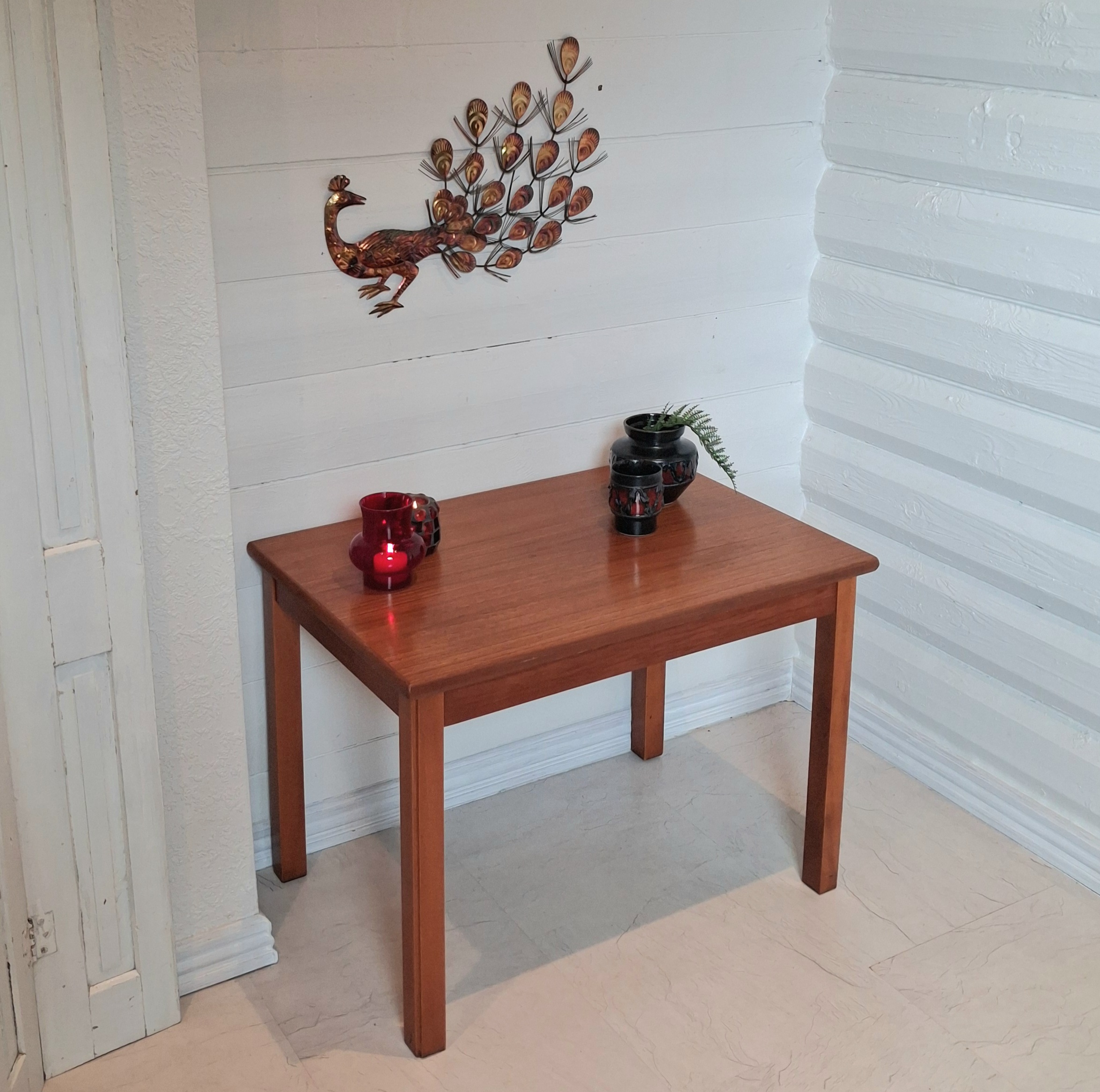 Flot retro lampebord på robuste ben - i fin stand