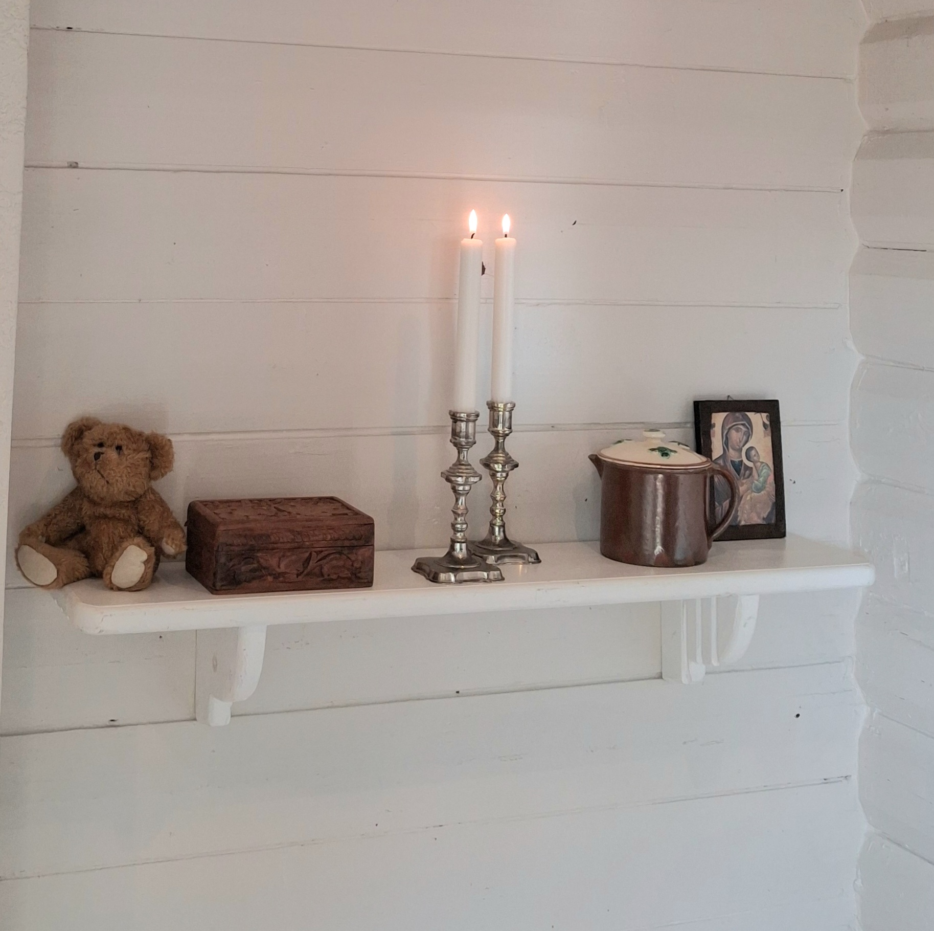 Robust og flot gammel hvidmalet hylde