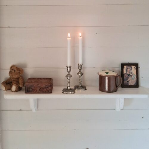 Robust og flot gammel hvidmalet hylde