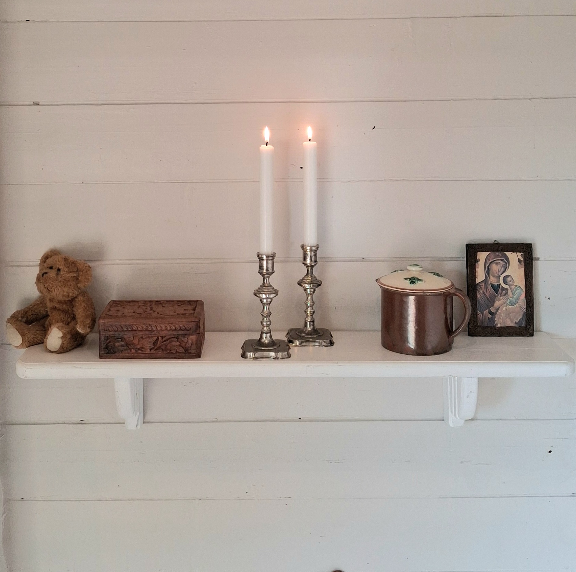 Robust og flot gammel hvidmalet hylde