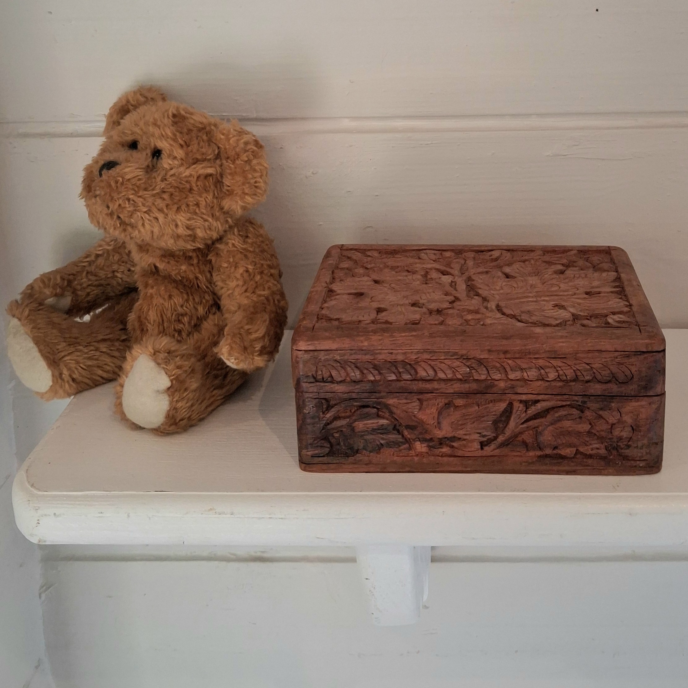 Fint træskrin med flotte udskæringer