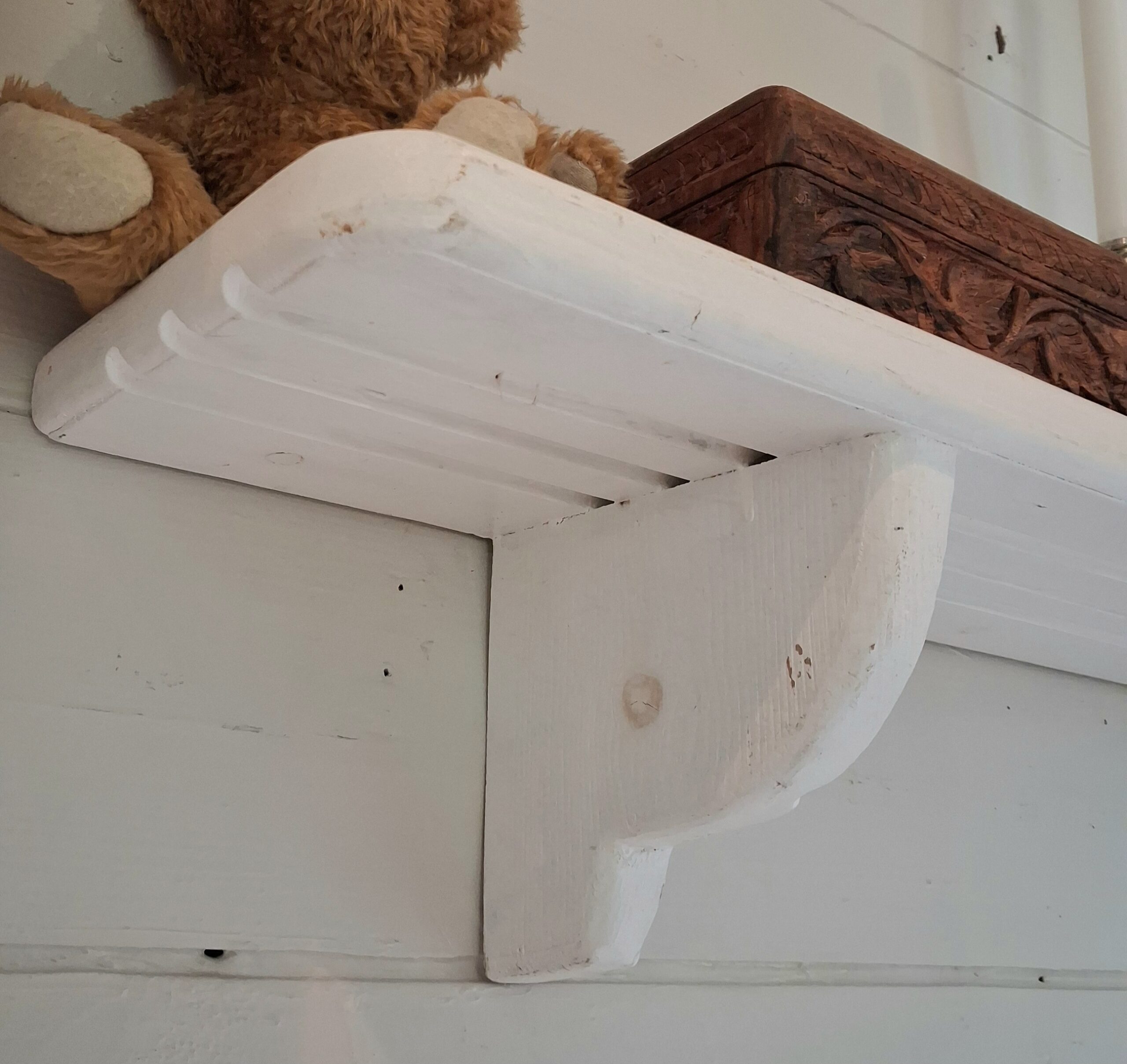 Robust og flot gammel hvidmalet hylde