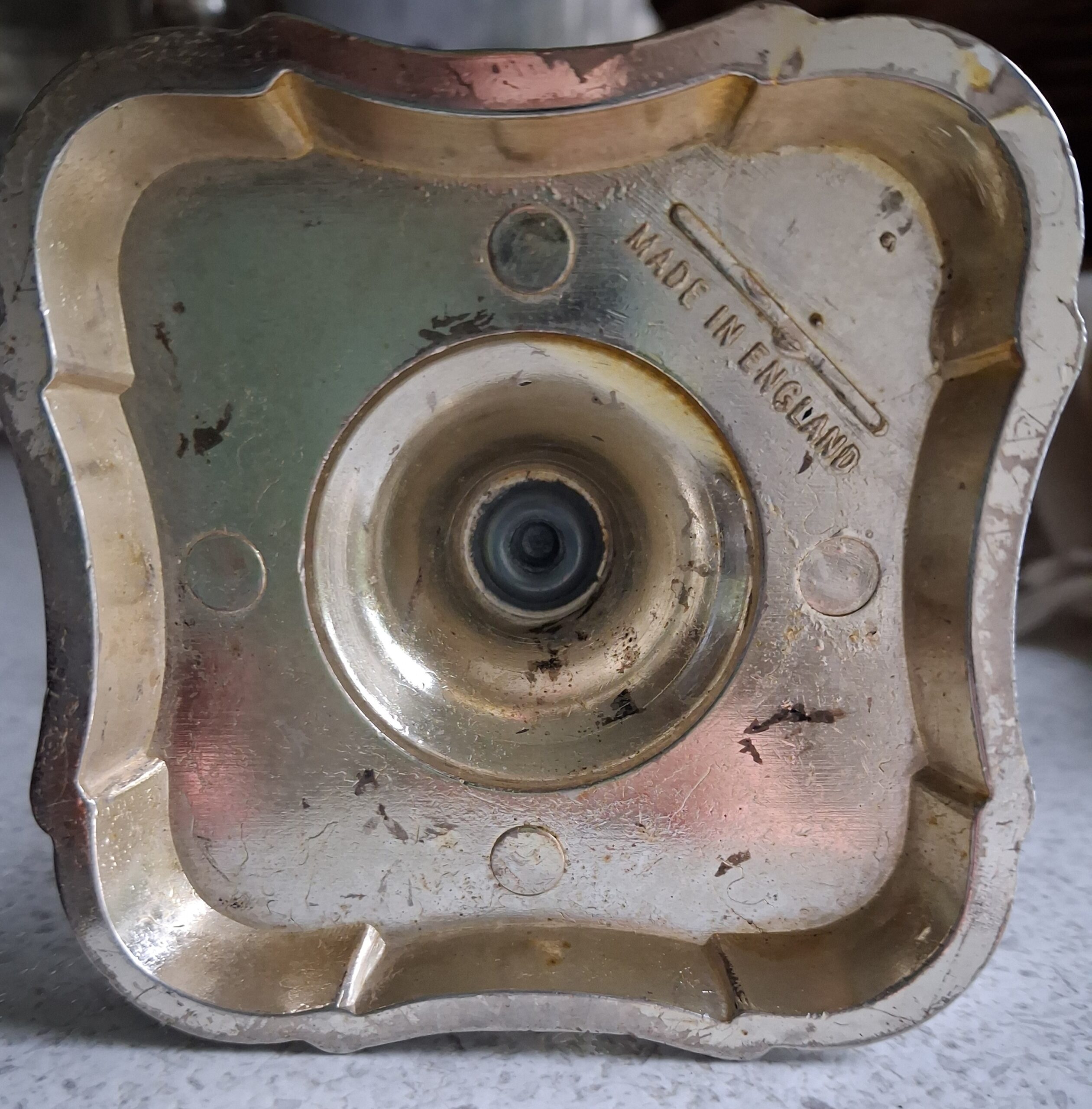 Fin gammel lysestage i pletsølv