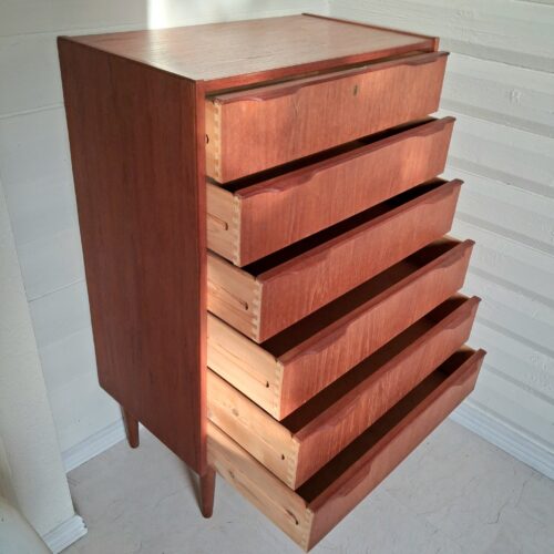 Flot høj teak kommode i fin stand – dansk produceret