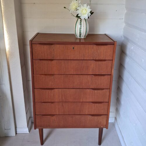 Flot høj teak kommode i fin stand – dansk produceret