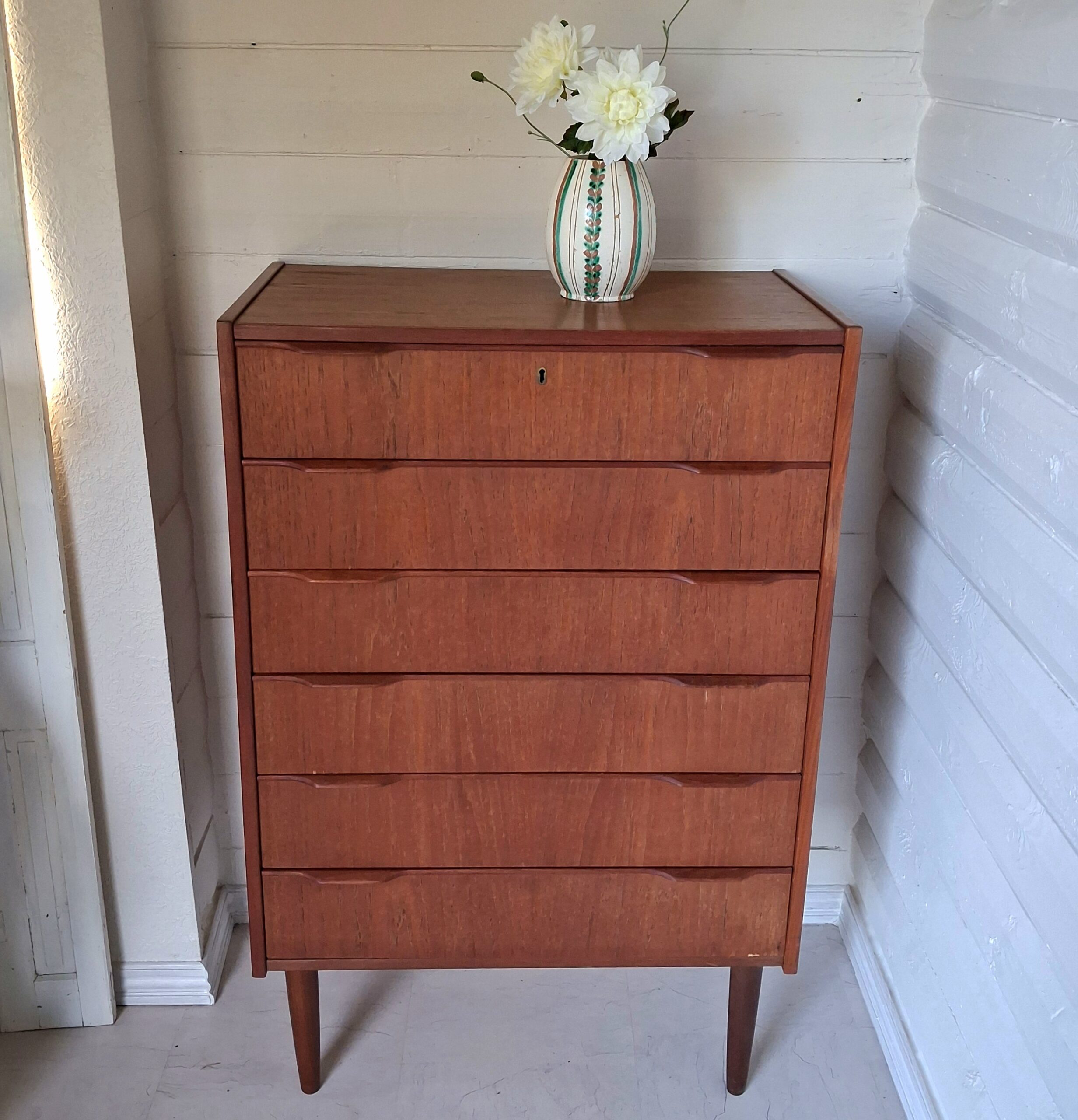 Flot høj teak kommode i fin stand