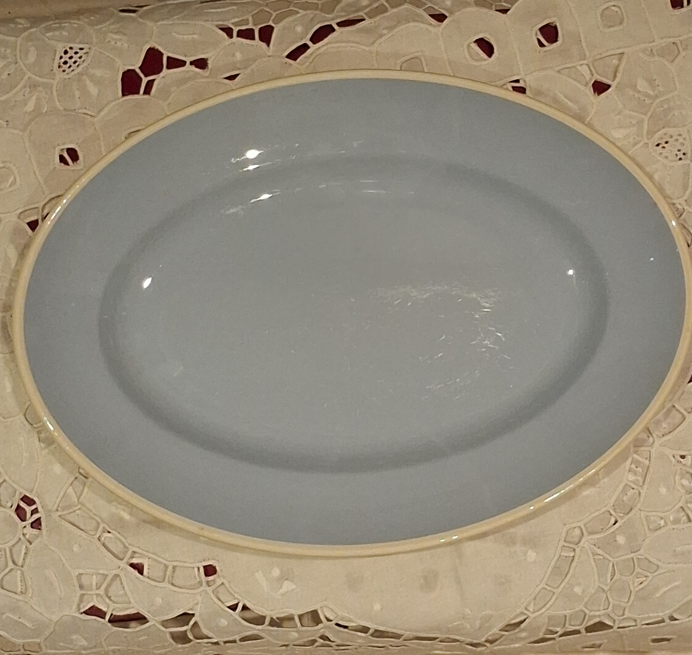 Smukt Aluminia Sonja ovalt fad i flot stand