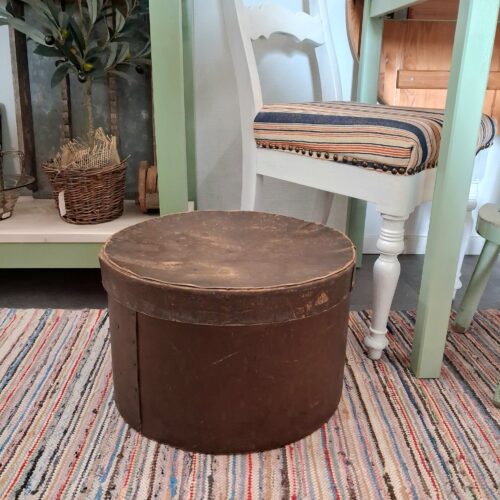 Flot gammel hatte æske i kraftigt pap