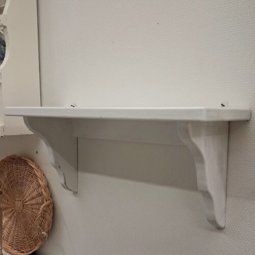 Gammel hvidmalet hylde – flot og praktisk