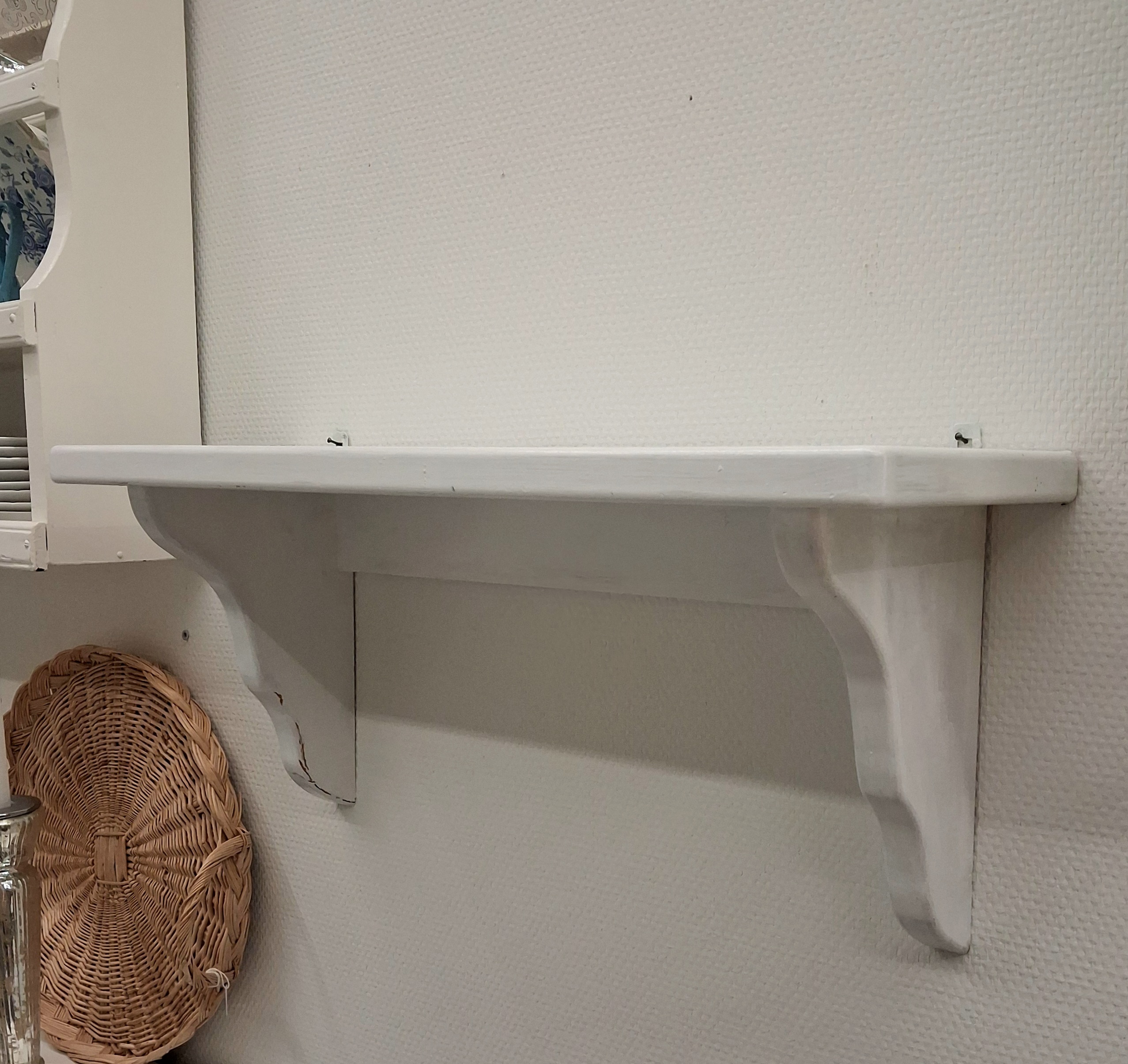 Gammel hvidmalet hylde - flot og praktisk