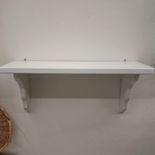 Gammel hvidmalet hylde – flot og praktisk